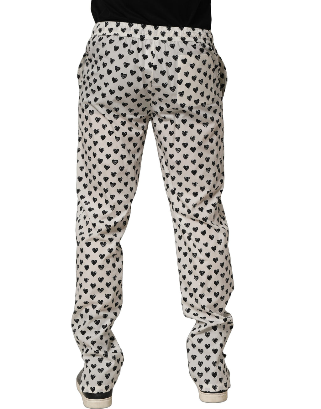 Pantalon homme blanc Dolce & Gabbana avec motif cœur graphique, style élégant et moderne.
