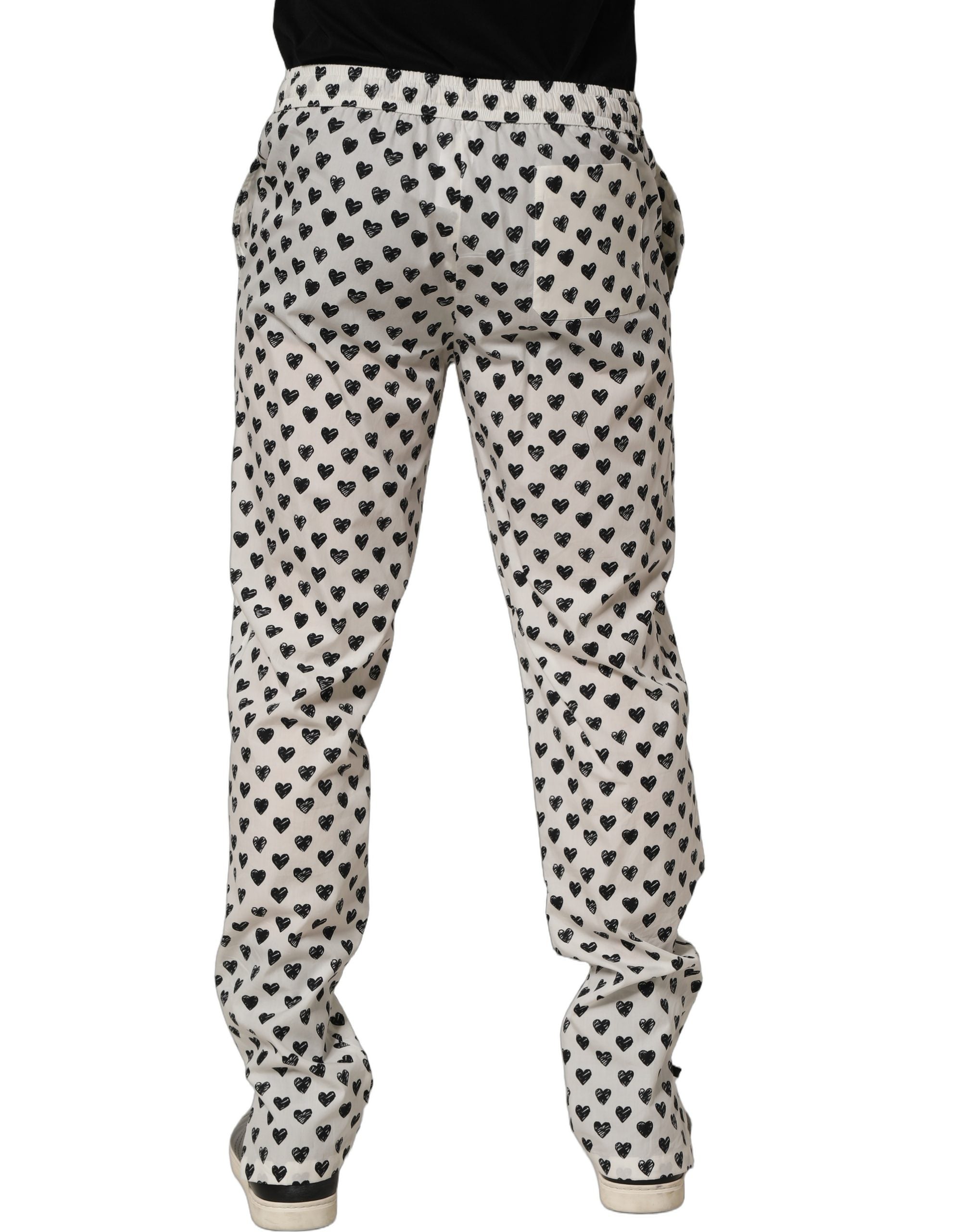 Pantalon homme blanc Dolce & Gabbana avec motif cœur graphique, style élégant et moderne.