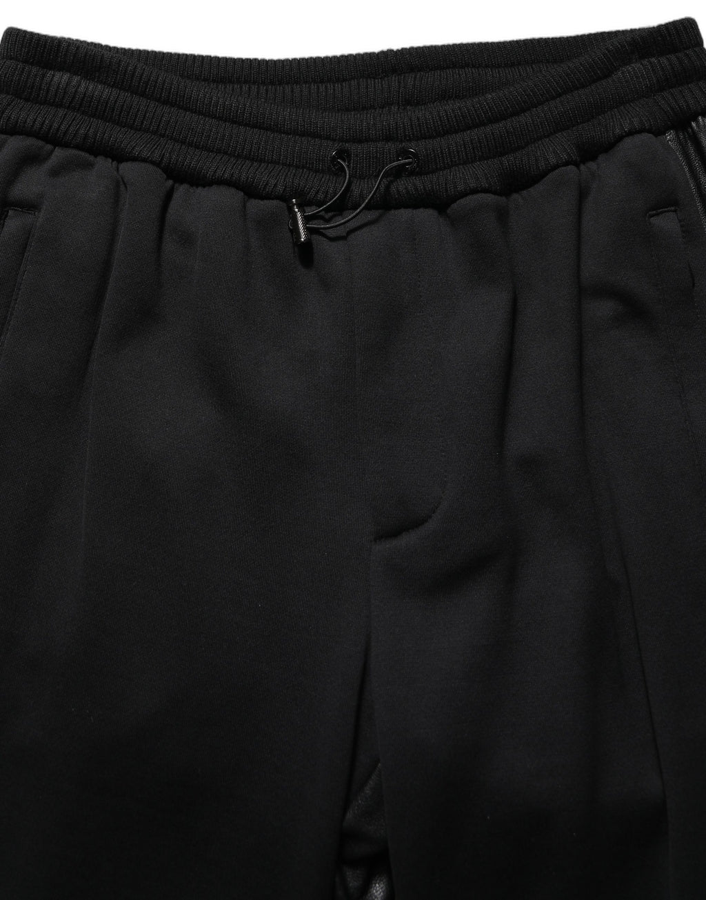 Pantalon cargo jogger Dolce & Gabbana noir à taille mi-haute avec poches, style décontracté et moderne.