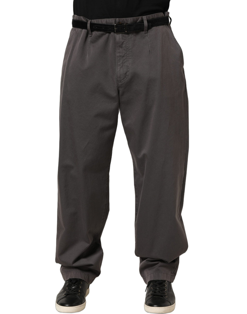 Pantalon homme Dolce & Gabbana gris foncé, taille moyenne, coupe droite, en tissu élégant, visible en détail dans l'image.