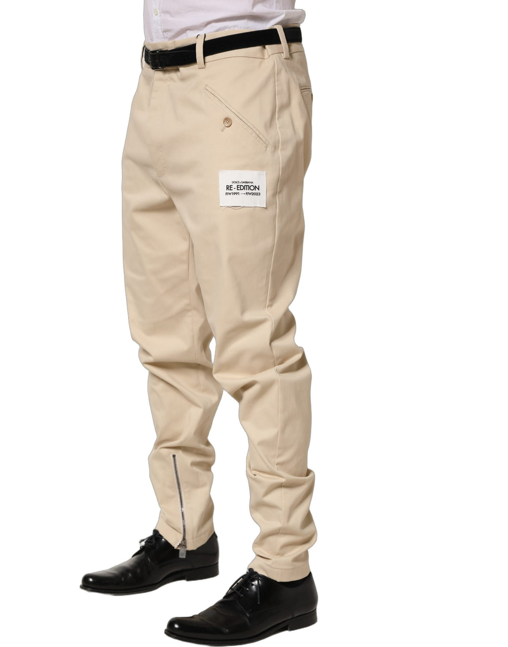 Pantalon beige pour homme Dolce & Gabbana Re-Edition, taille moyenne, coupe tapered, en tissu léger et élégant.