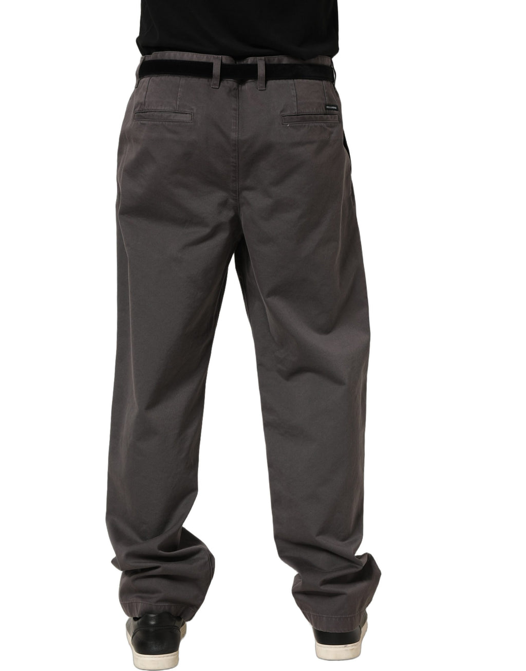 Pantalon homme Dolce & Gabbana en gris foncé, taille mi-hauteur, coupe droite, style élégant et moderne.