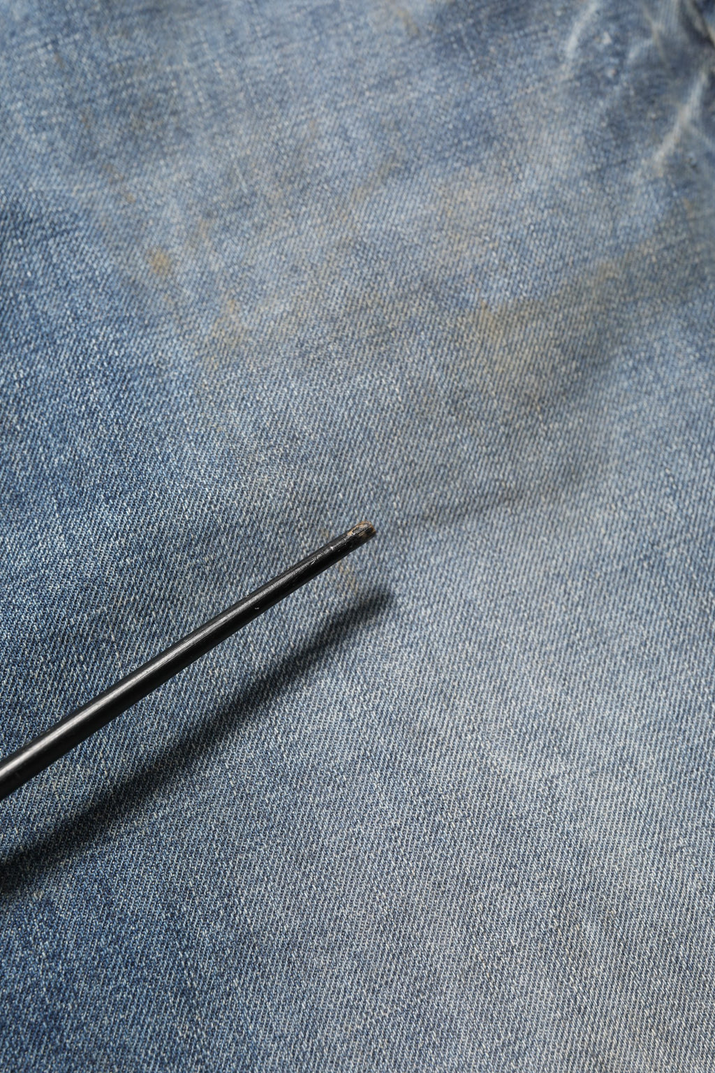 Jeans droits en denim bleu en coton Dolce & Gabbana, avec détails déchirés et style décontracté, visibles en gros plan.
