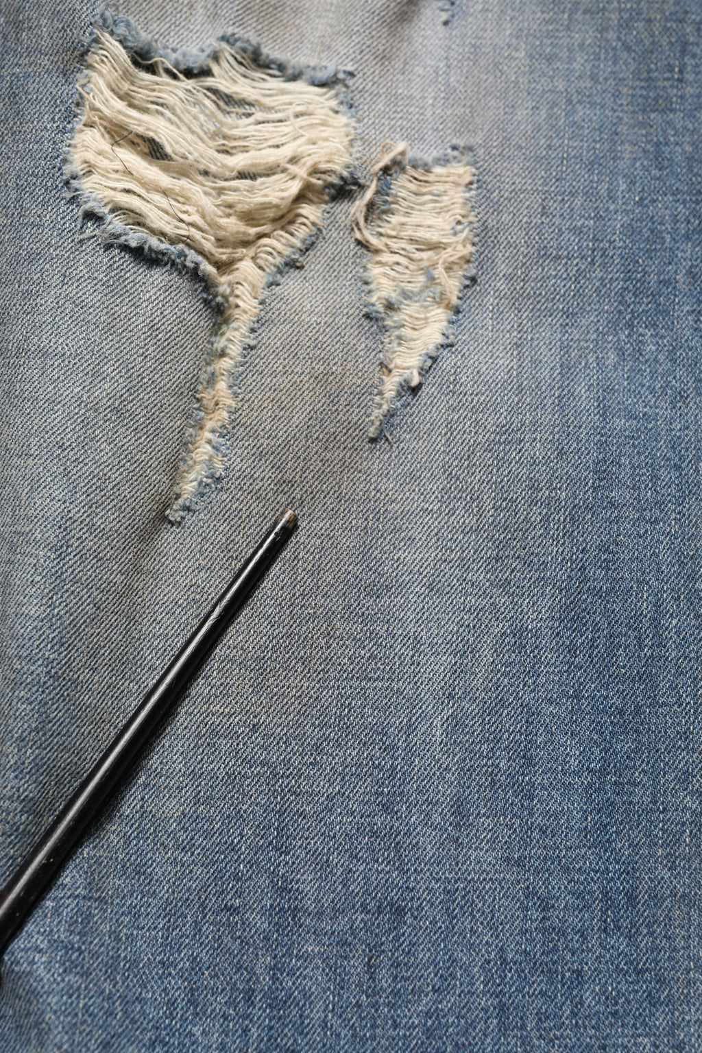Jean droit en denim bleu en coton Dolce & Gabbana, déchirures et détails usés visibles sur le devant.