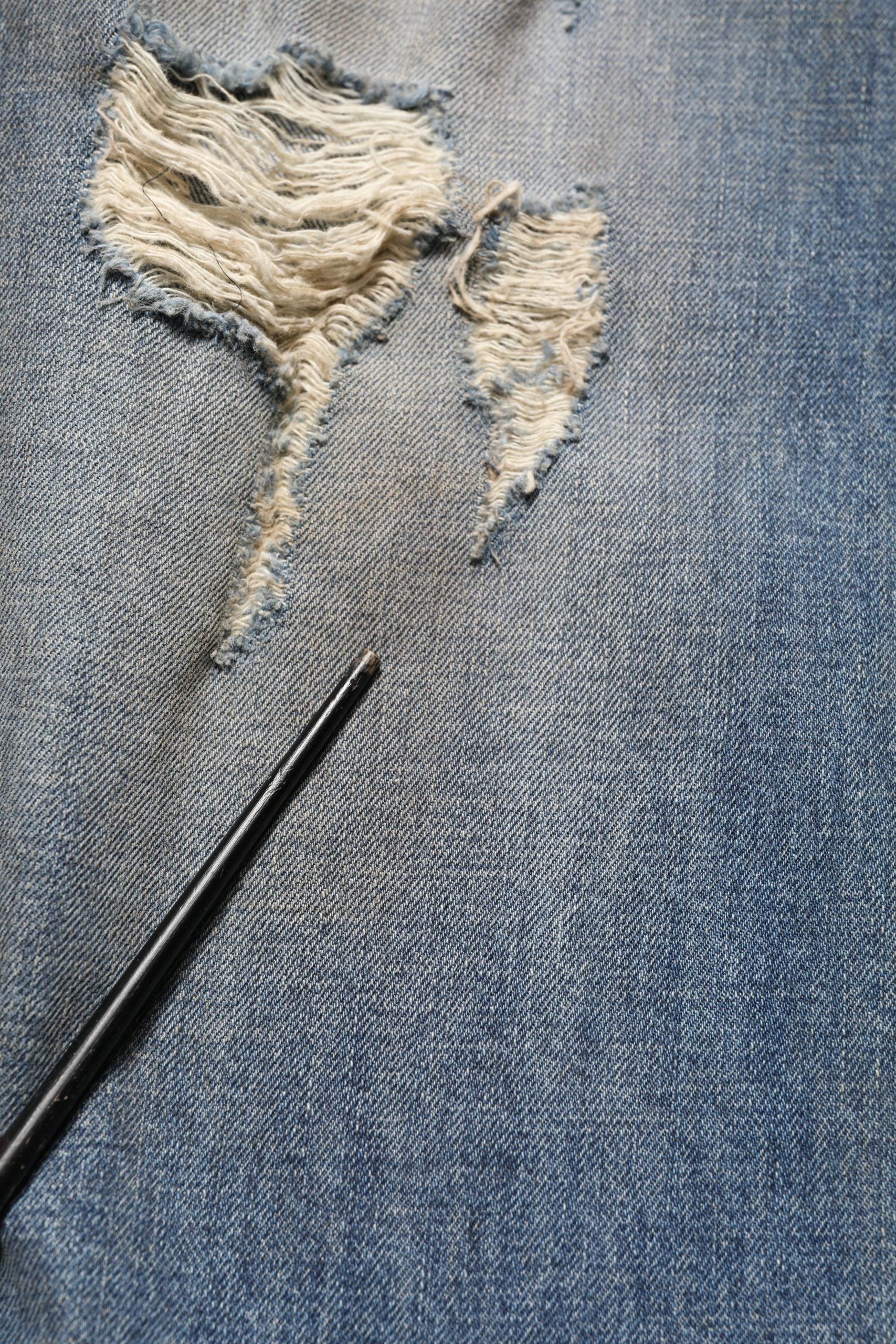 Jean droit en denim bleu en coton Dolce & Gabbana, déchirures et détails usés visibles sur le devant.