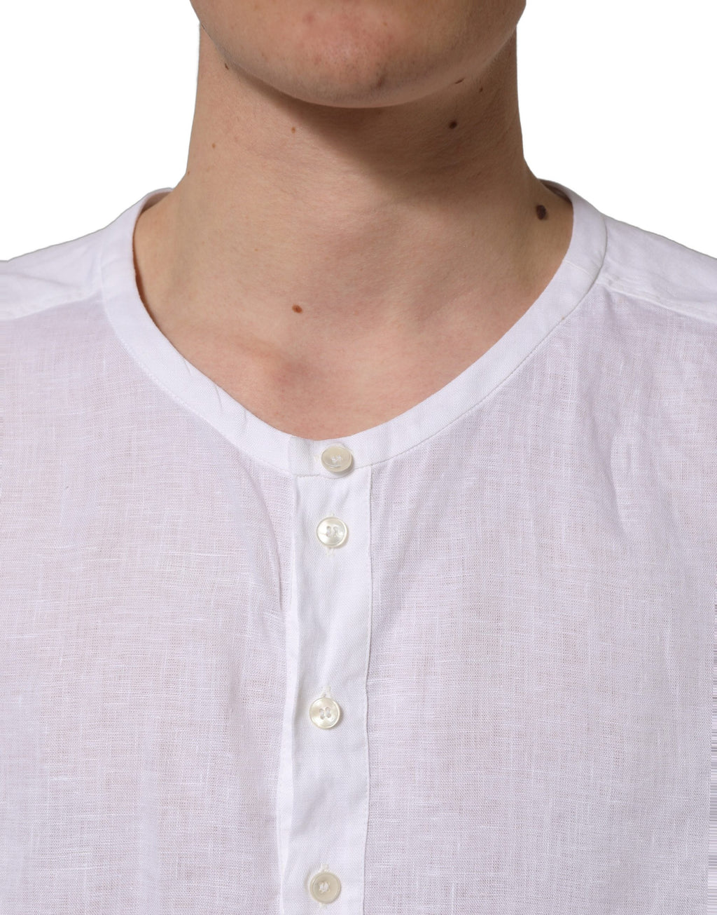 Chemise décontractée en lin blanc Dolce & Gabbana avec logo et manches longues, élégante et confortable pour un style casual.