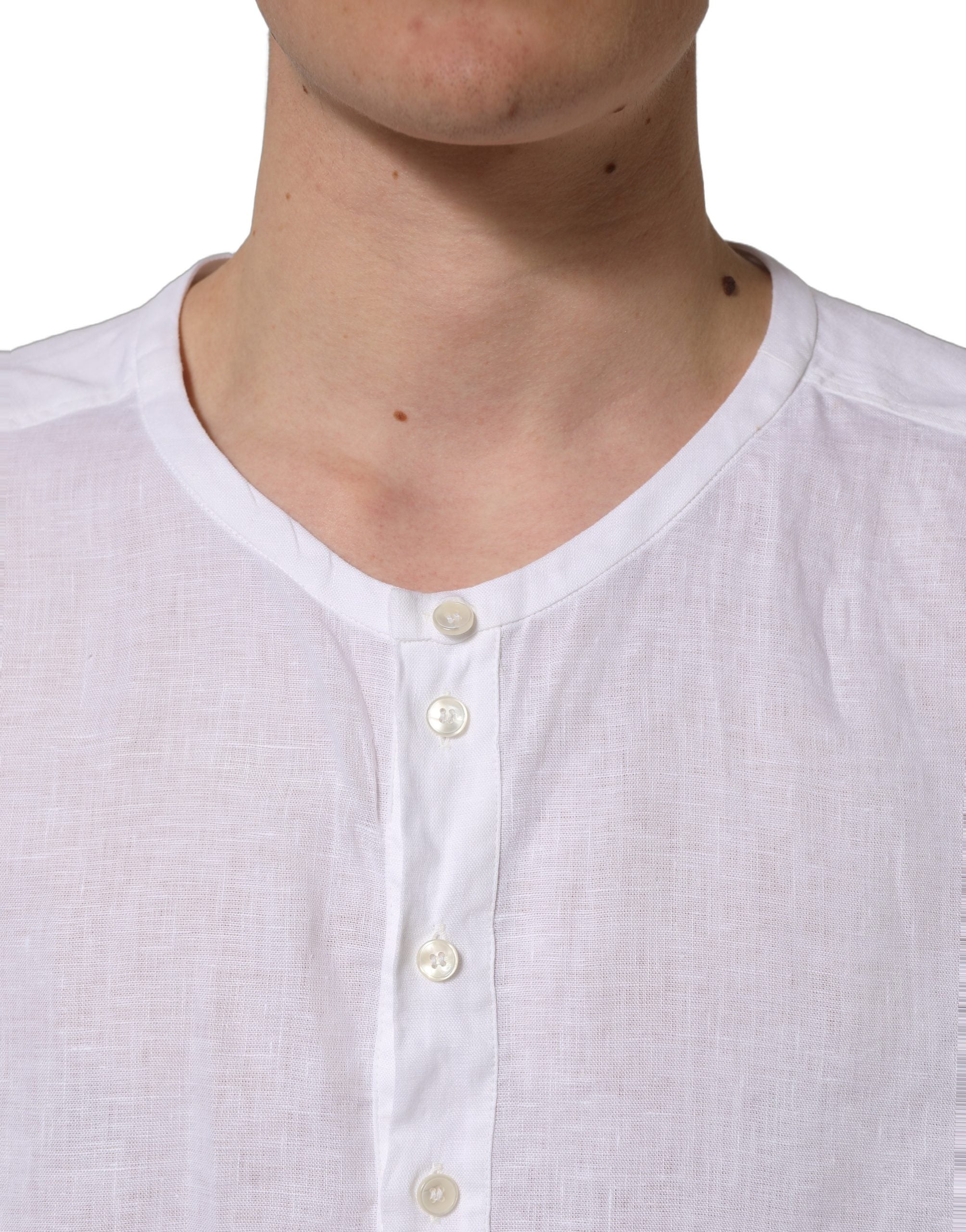 Chemise décontractée en lin blanc Dolce & Gabbana avec logo et manches longues, élégante et confortable pour un style casual.