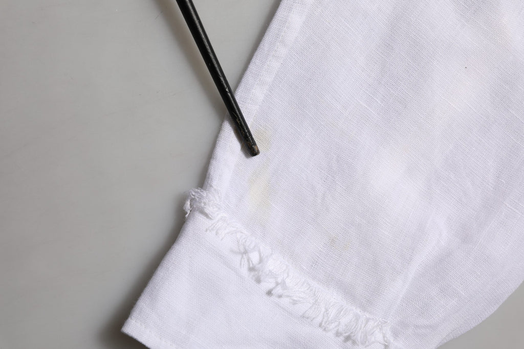Chemise blanche en lin Dolce & Gabbana avec logo, manches longues, style décontracté, vue de face.