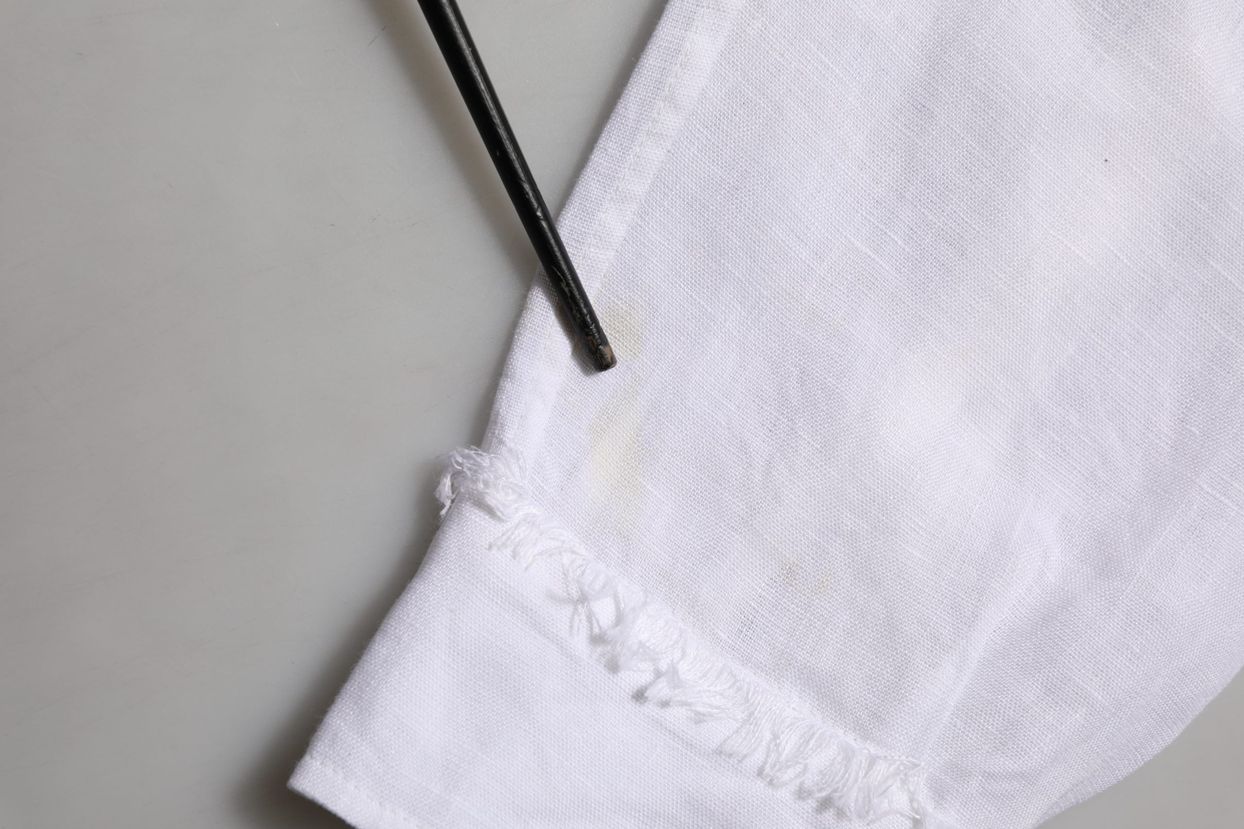 Chemise blanche en lin Dolce & Gabbana avec logo, manches longues, style décontracté, vue de face.