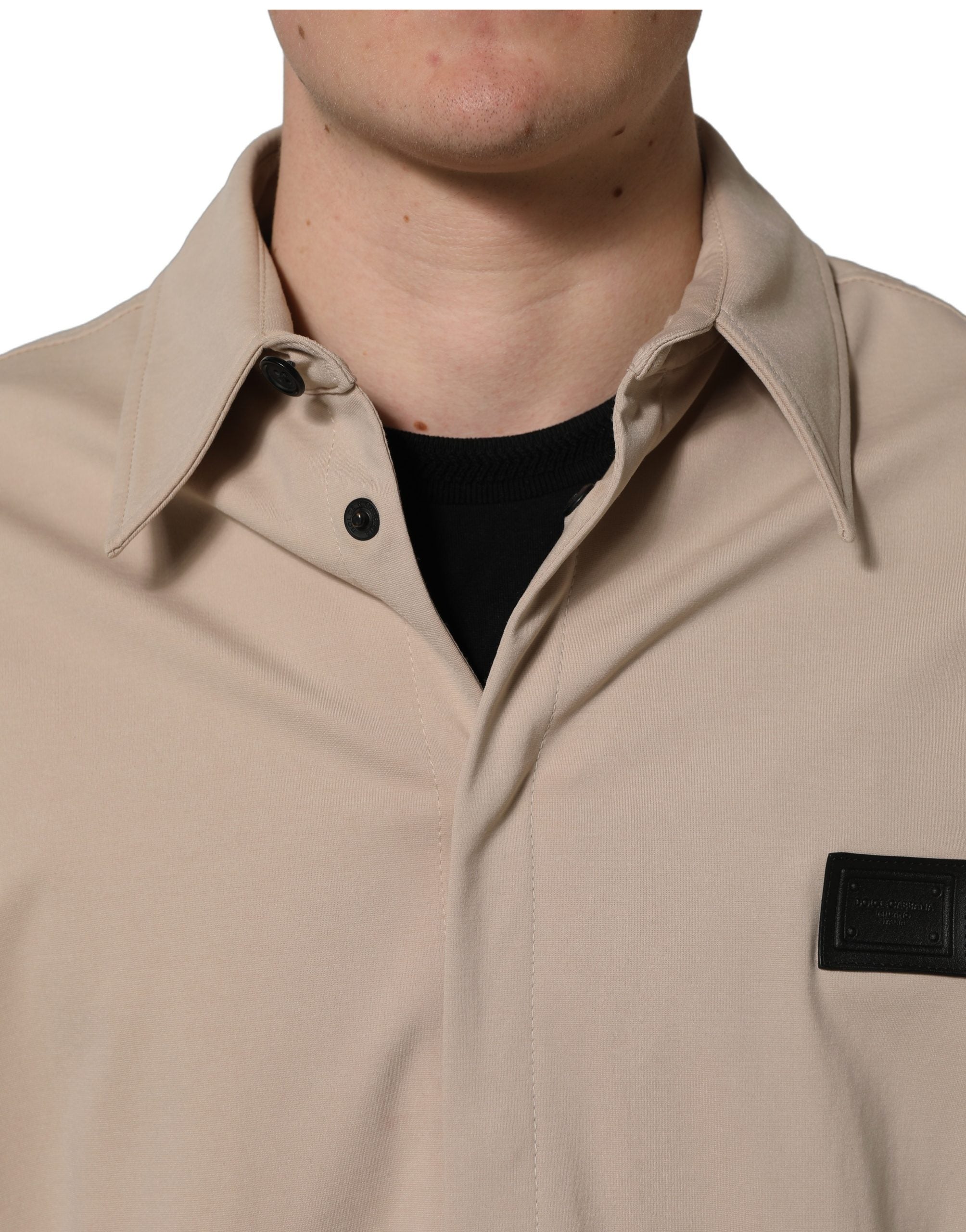 Chemise overshirt beige Dolce & Gabbana en coton pour homme, logo Dolce & Gabbana visible, style décontracté.