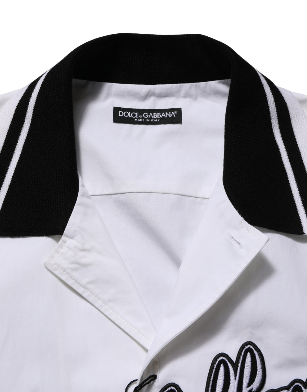 Chemise décontractée en coton blanc Dolce & Gabbana avec logo patch, style baseball casual et élégance moderne.
