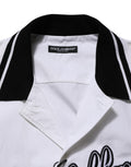 Chemise décontractée en coton blanc Dolce & Gabbana avec logo patch, style baseball casual et élégance moderne.