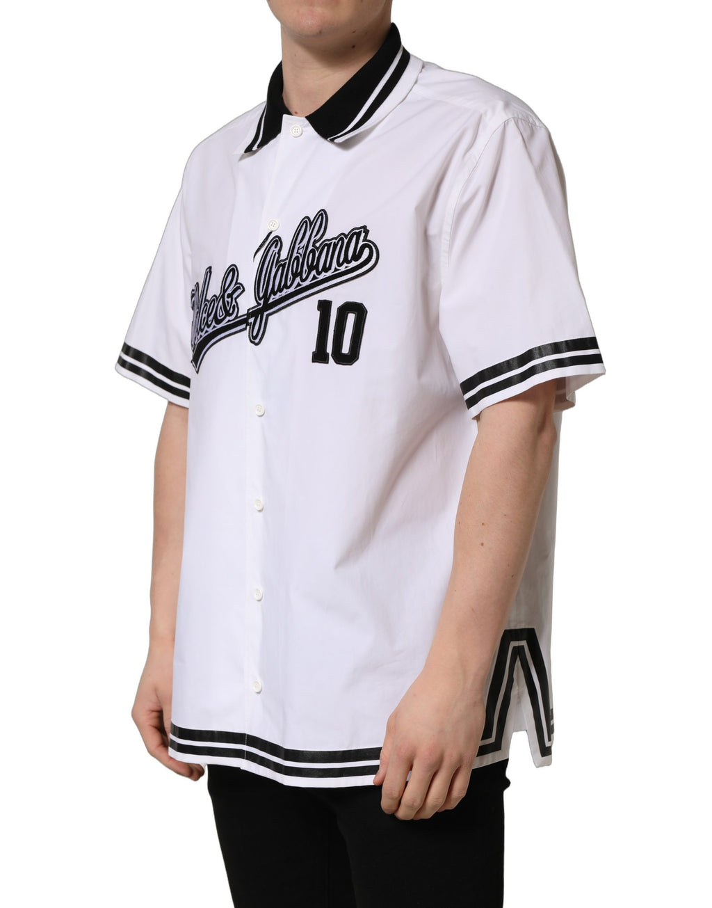Chemise blanche en coton Dolce & Gabbana avec logo patch, style baseball décontracté et élégant.