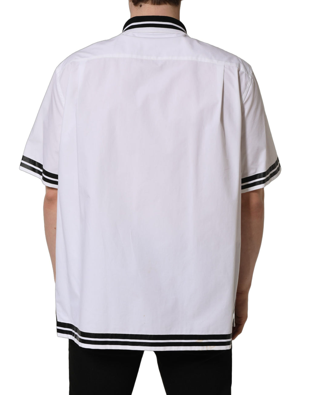 Chemise blanche Dolce & Gabbana en coton avec logo brodé, style baseball décontracté, détails visibles sur le tissu et le patch logo.
