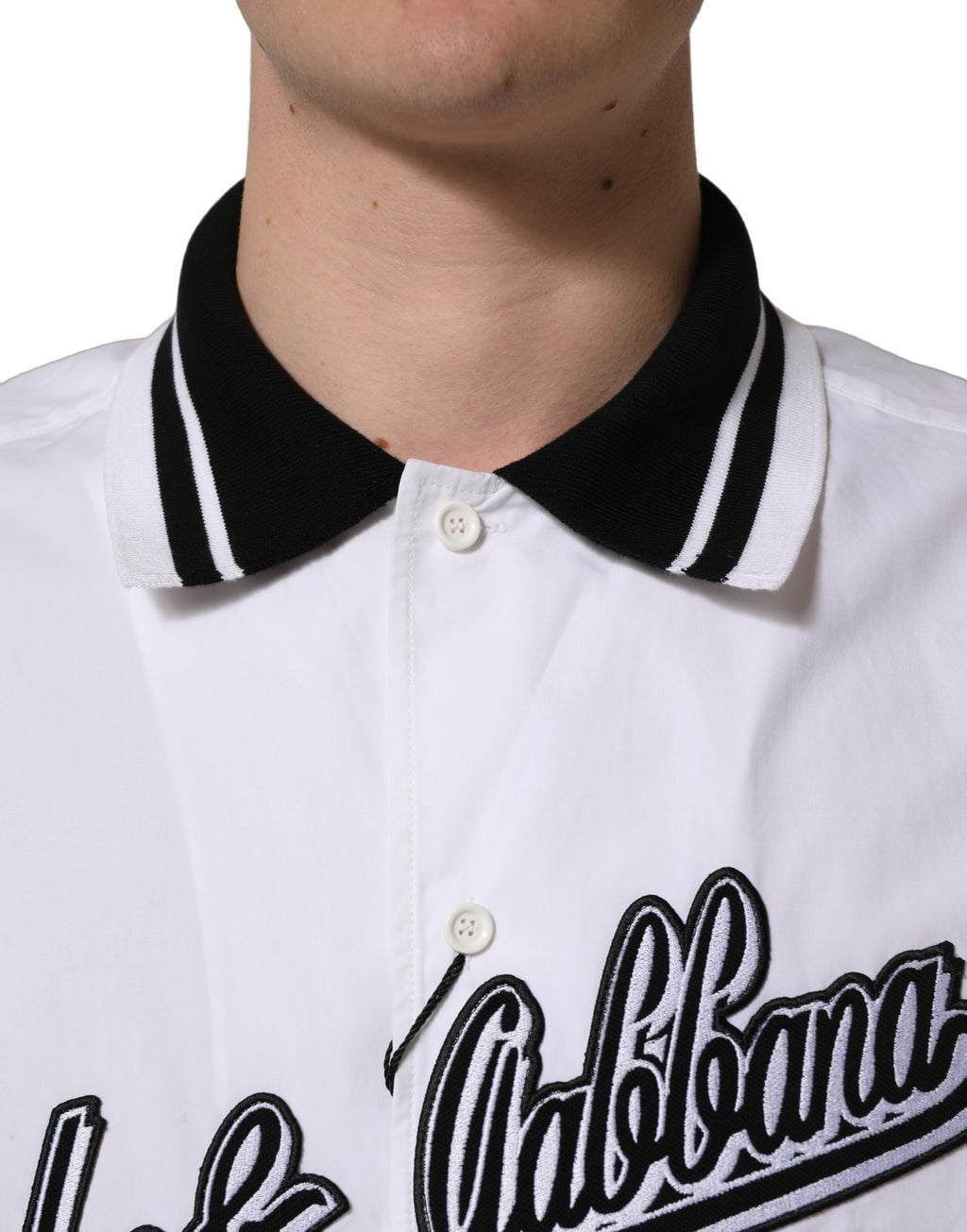 Chemise de baseball blanche Dolce & Gabbana en coton avec logo patch, style décontracté et tendance.