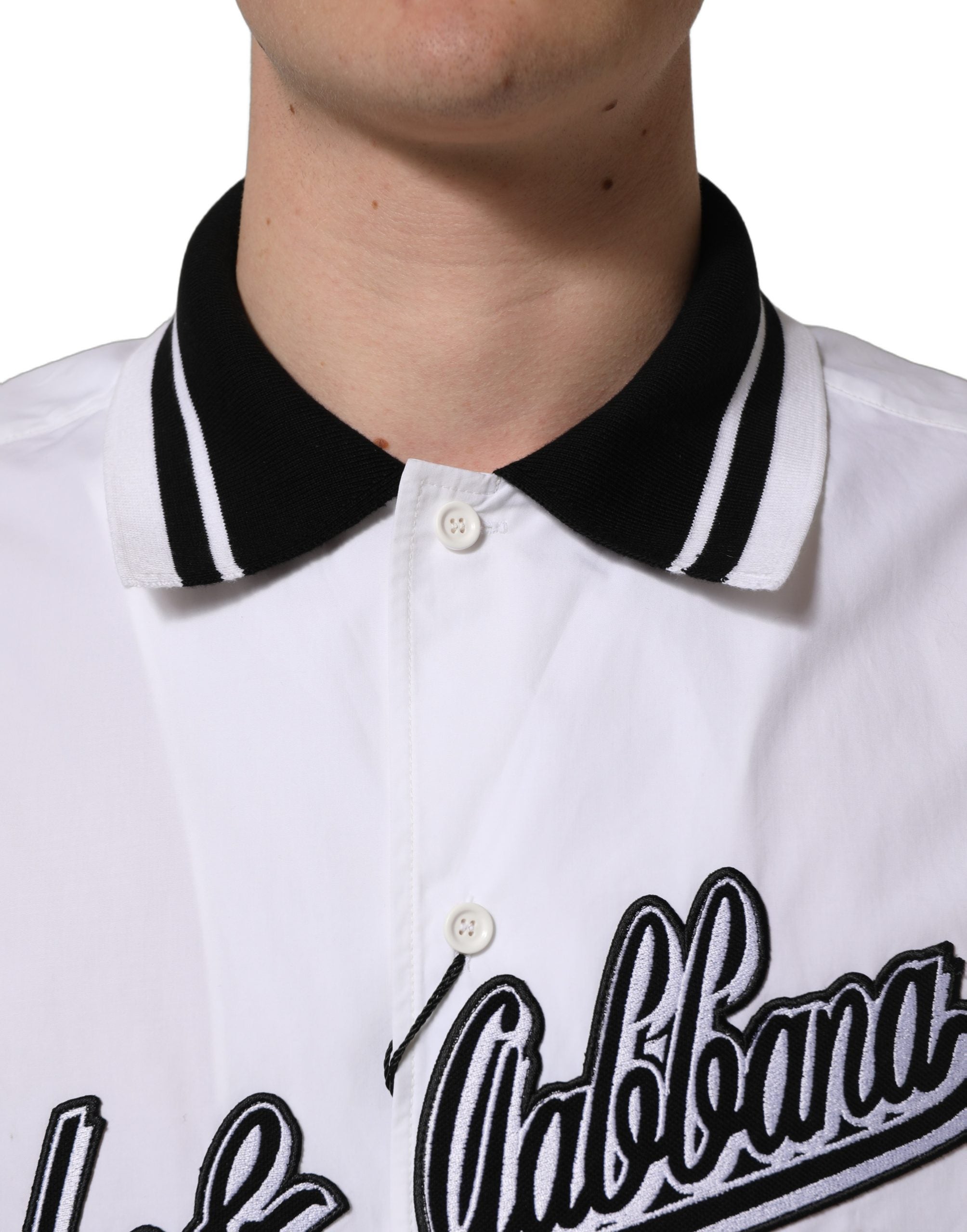 Chemise de baseball blanche Dolce & Gabbana en coton avec logo patch, style décontracté et tendance.