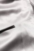 Chemise de costume en satin gris métallisé Dolce & Gabbana, élégante et sophistiquée, avec finition soignée.