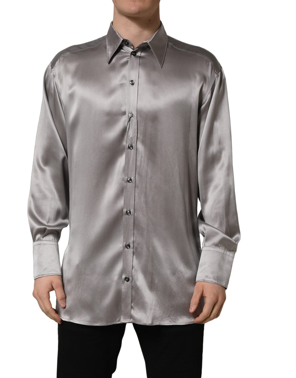 Chemise formelle en satin gris métallisé en soie de Dolce & Gabbana, détail élégant et fini sophistiqué visible sur la photo.