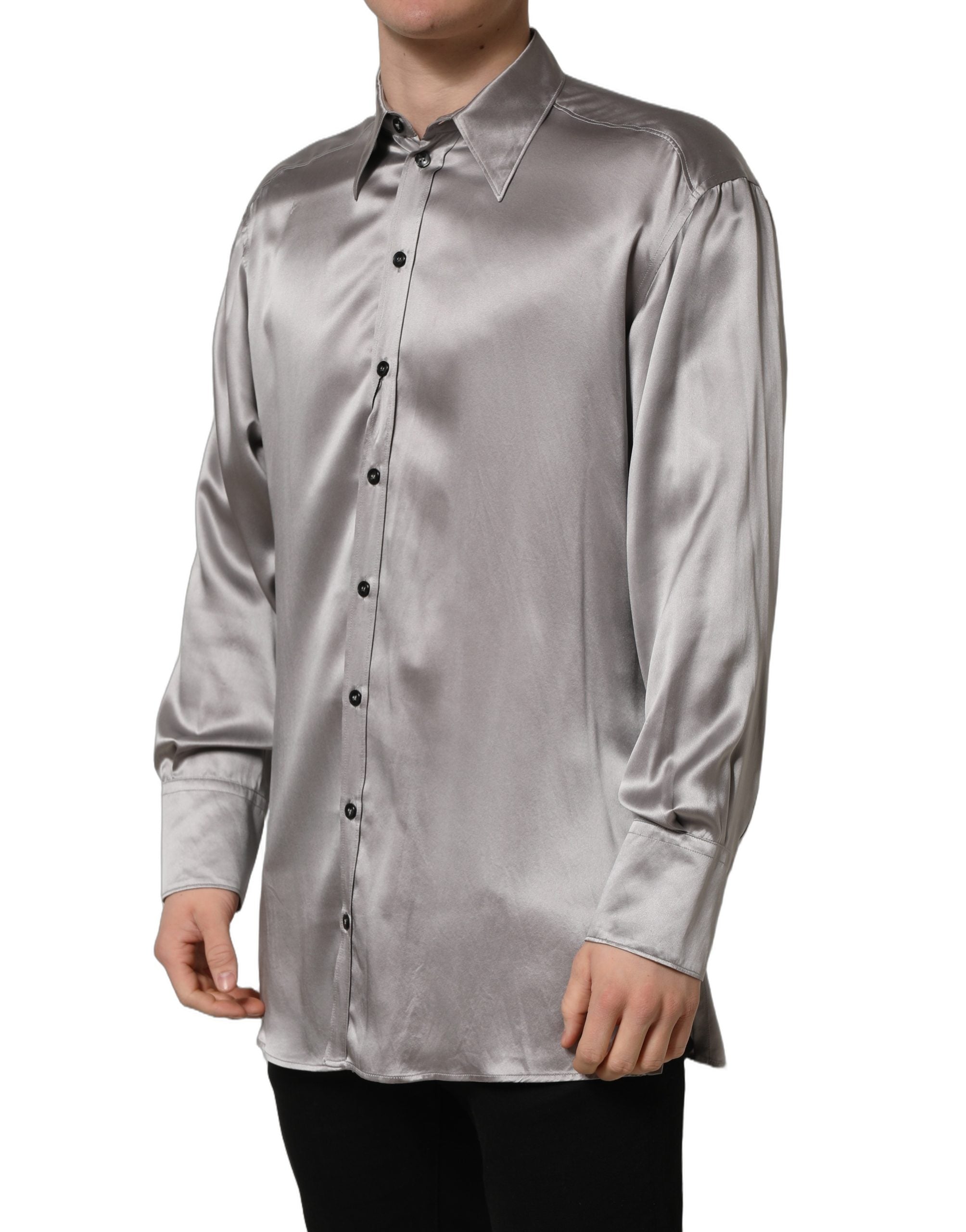 Chemise formelle en satin gris métallisé en soie de Dolce & Gabbana, détails élégants et coupe sophistiquée.