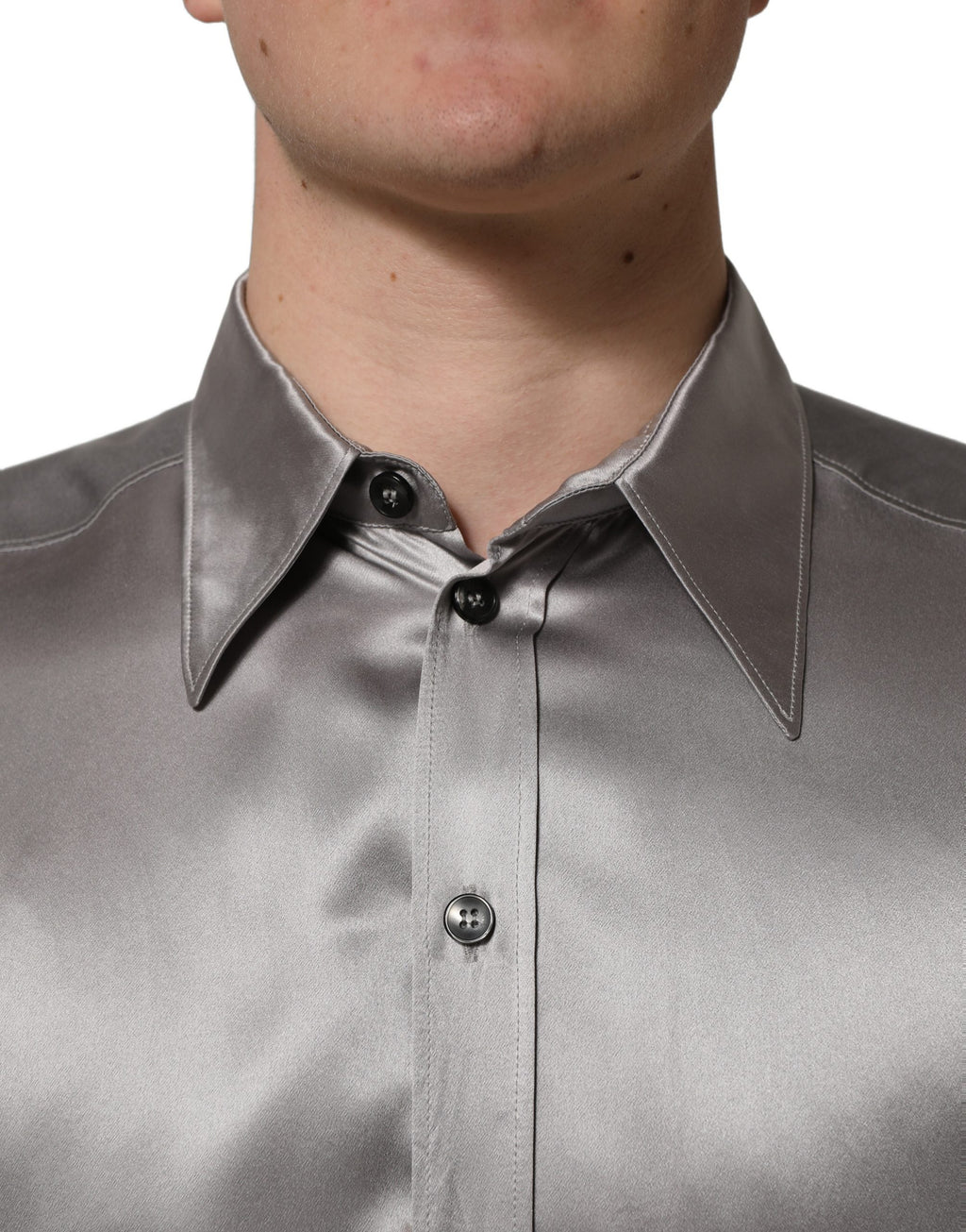 Chemise formelle en satin gris métallique Dolce & Gabbana, avec finition élégante et coupe sophistiquée.