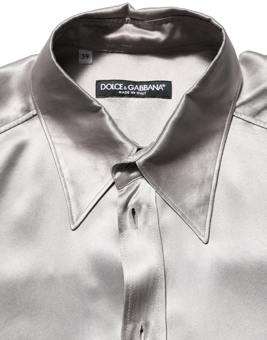 Chemise de soirée en satin gris métallisé de Dolce & Gabbana, élégante et sophistiquée, avec col classique et boutons apparents.