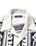Chemise à manches courtes Dolce & Gabbana avec logo noir et blanc, motif bandana, style élégant et moderne.
