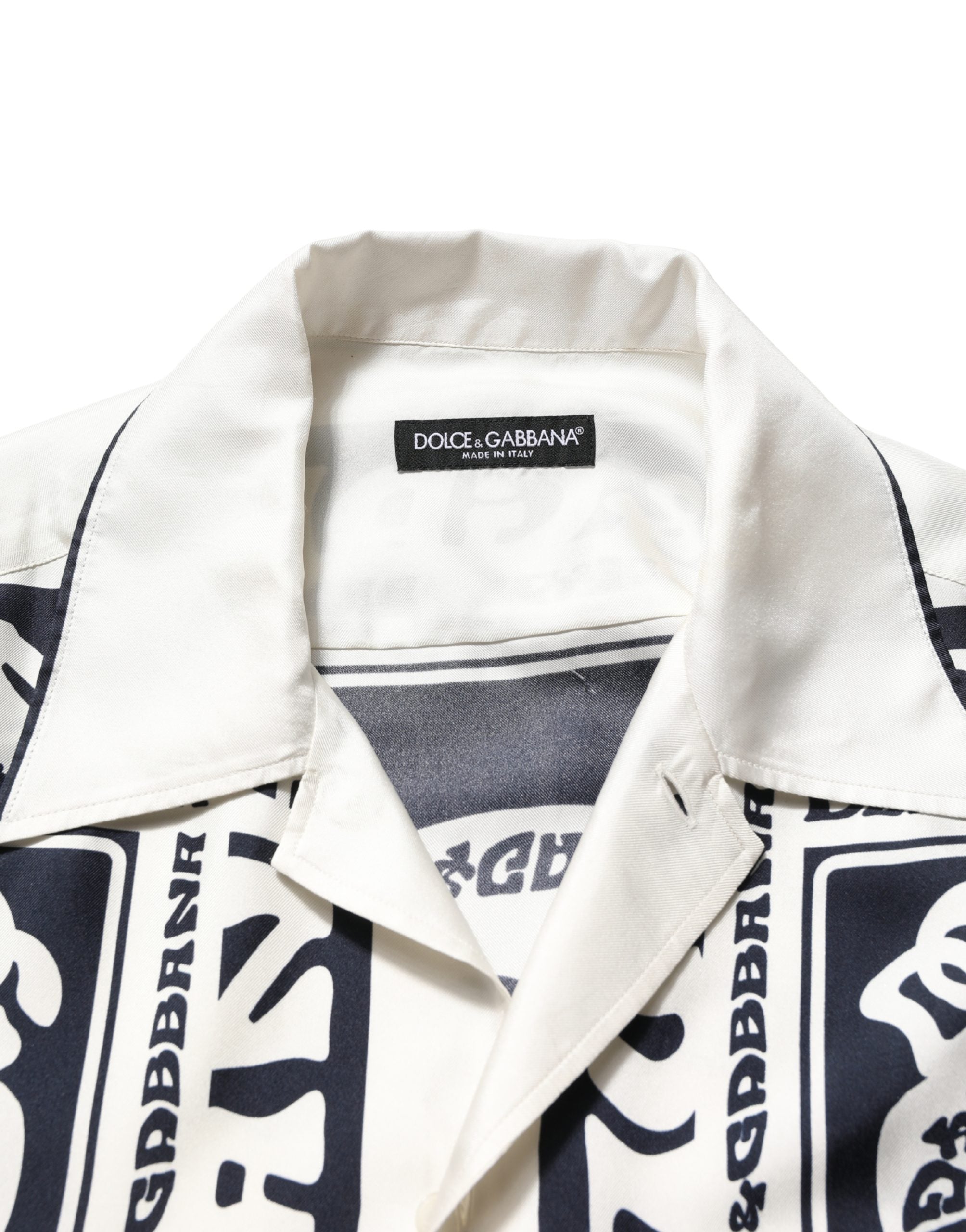 Chemise à manches courtes Dolce & Gabbana avec logo noir et blanc, motif bandana, style élégant et moderne.