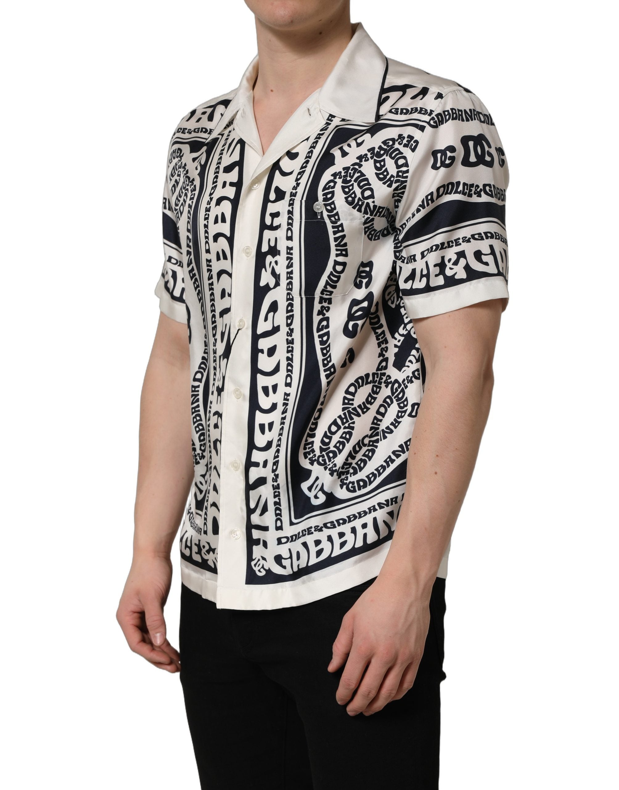 Chemise Dolce & Gabbana à manches courtes avec bandana noir et blanc à logo, style élégant et tendance.