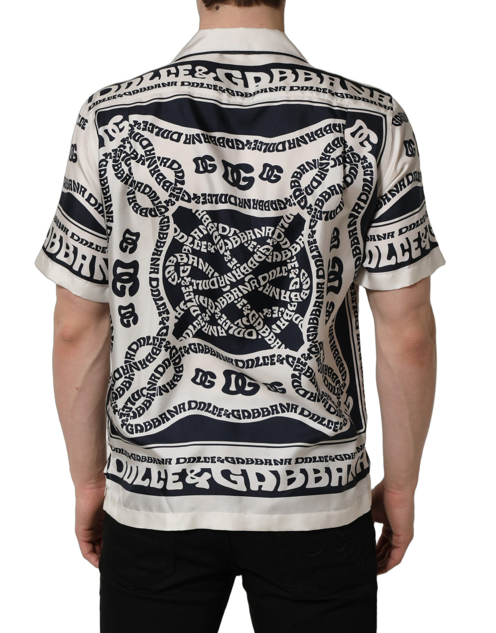 Chemise à manches courtes Dolce & Gabbana avec logo noir et blanc, motif bandana, style élégant et tendance.