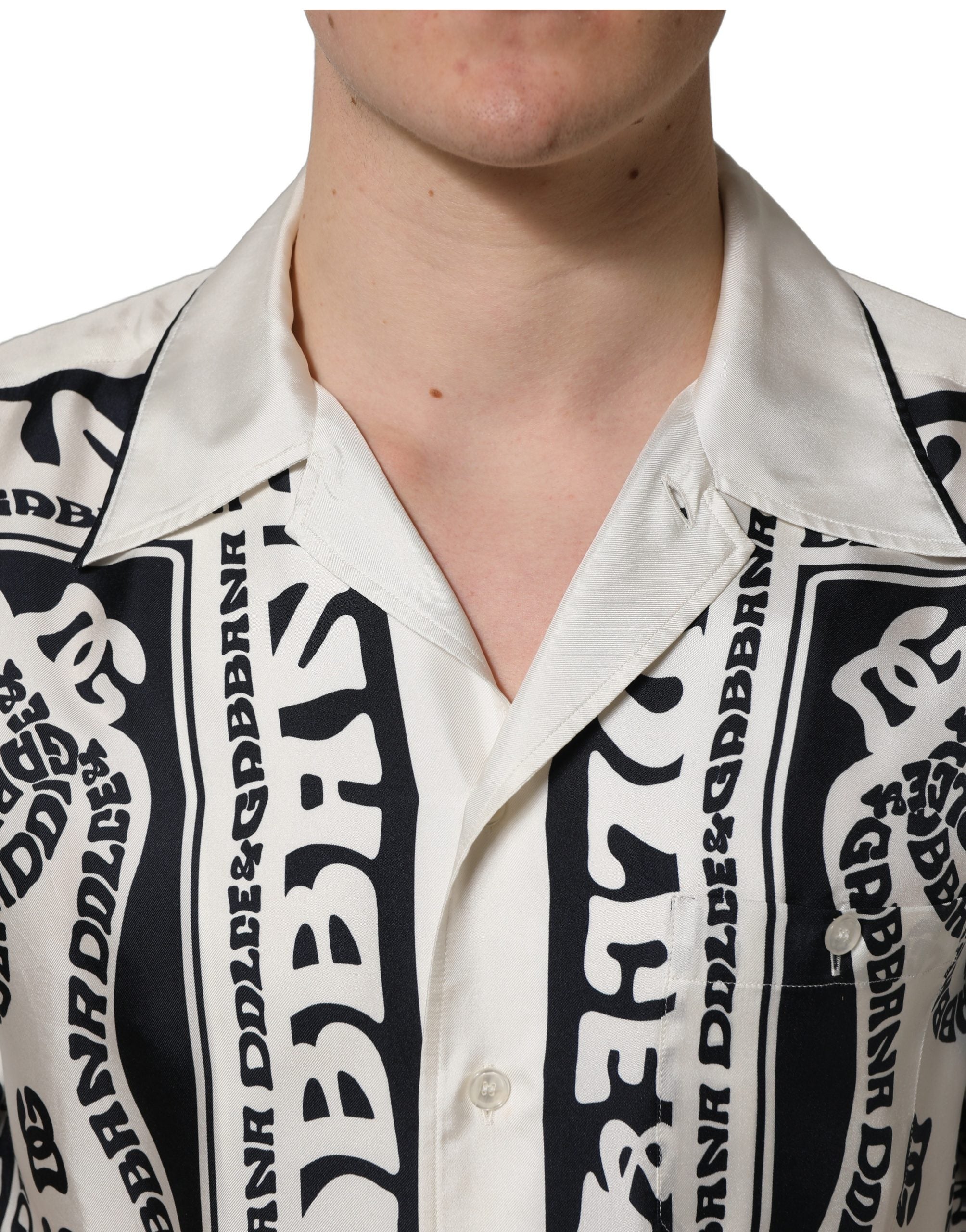 Chemise courte Dolce & Gabbana à manches courtes avec logo noir et blanc, motif bandana, style élégant et tendance.