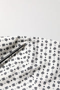 Chemise longue blanche Dolce & Gabbana à logo doré et manches longues, tissu élégant et design sophistiqué.