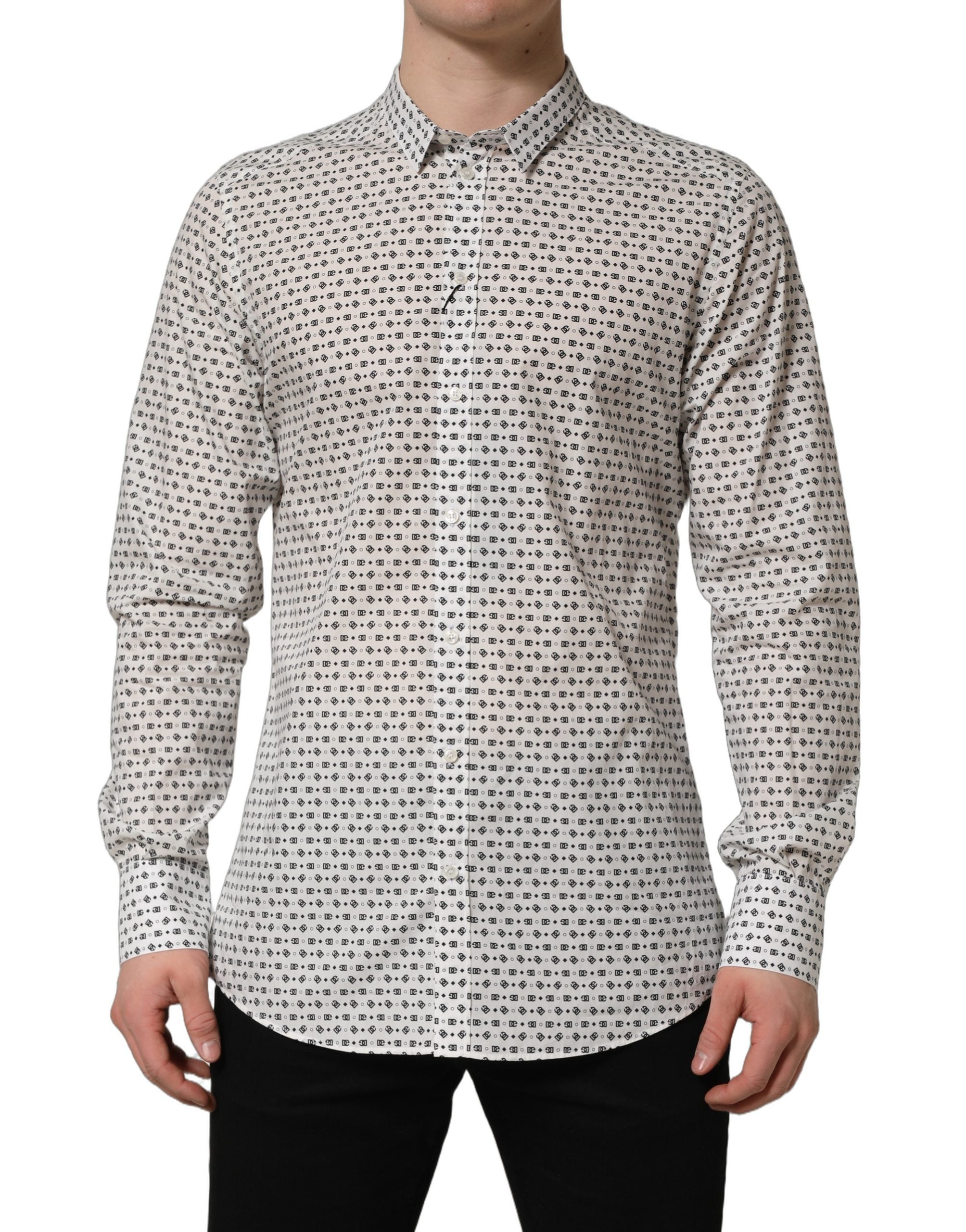 Chemise longue blanche Dolce & Gabbana avec logo doré et manches longues, en tissu élégant et sophistiqué.