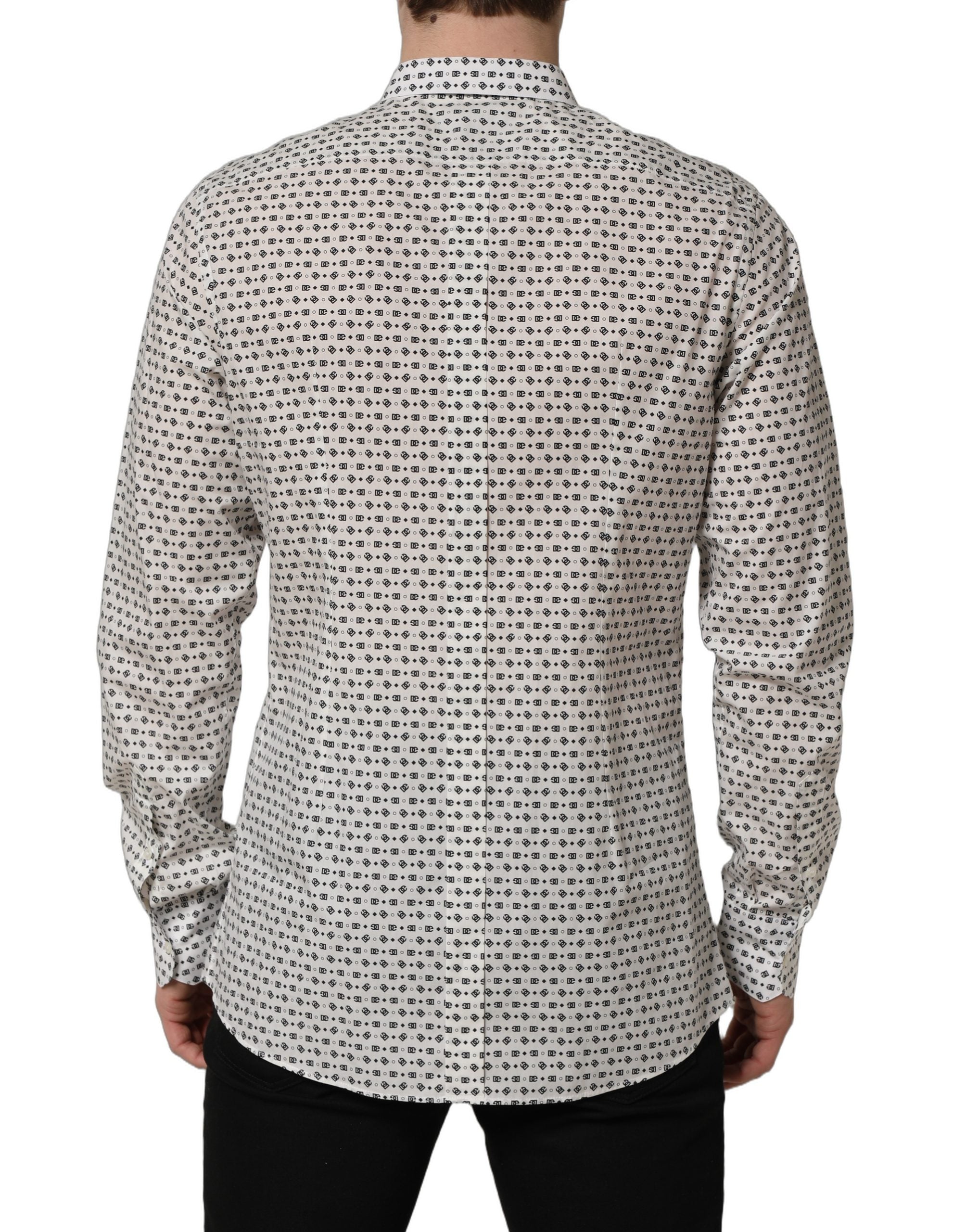 Chemise longue Dolce & Gabbana blanc avec logo doré et manches longues, design élégant et sophistiqué visible sur l'image.