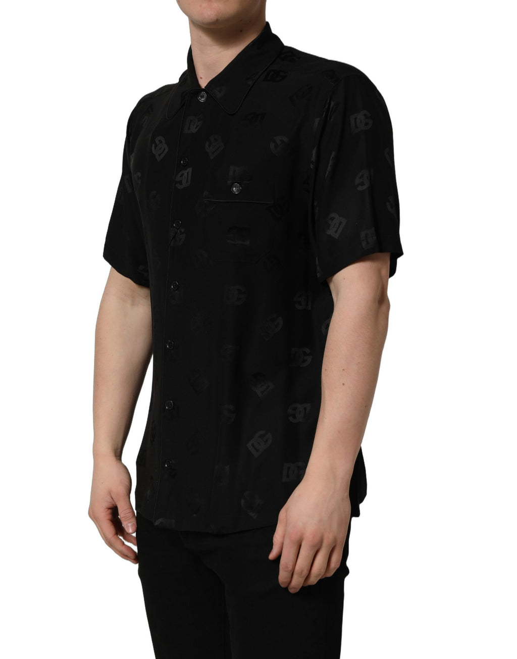 Chemise homme Dolce & Gabbana à manches courtes noire avec logo monogramme, tissu élégant et design classique.