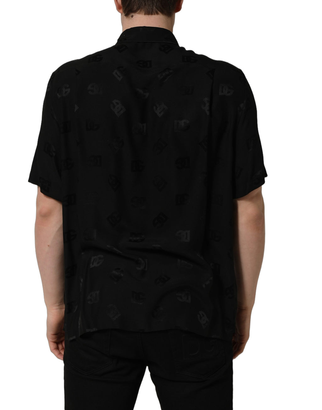 Chemise homme Dolce & Gabbana à manches courtes avec logo monogramme noir, design élégant et sophistiqué.