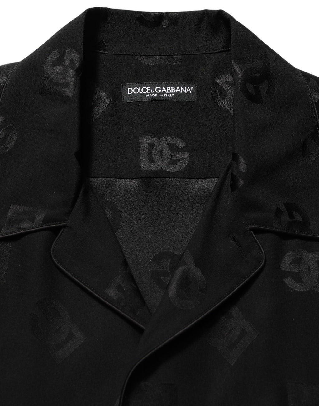 Chemise homme Dolce & Gabbana à manches courtes avec logo monogramme noir, style élégant et moderne.