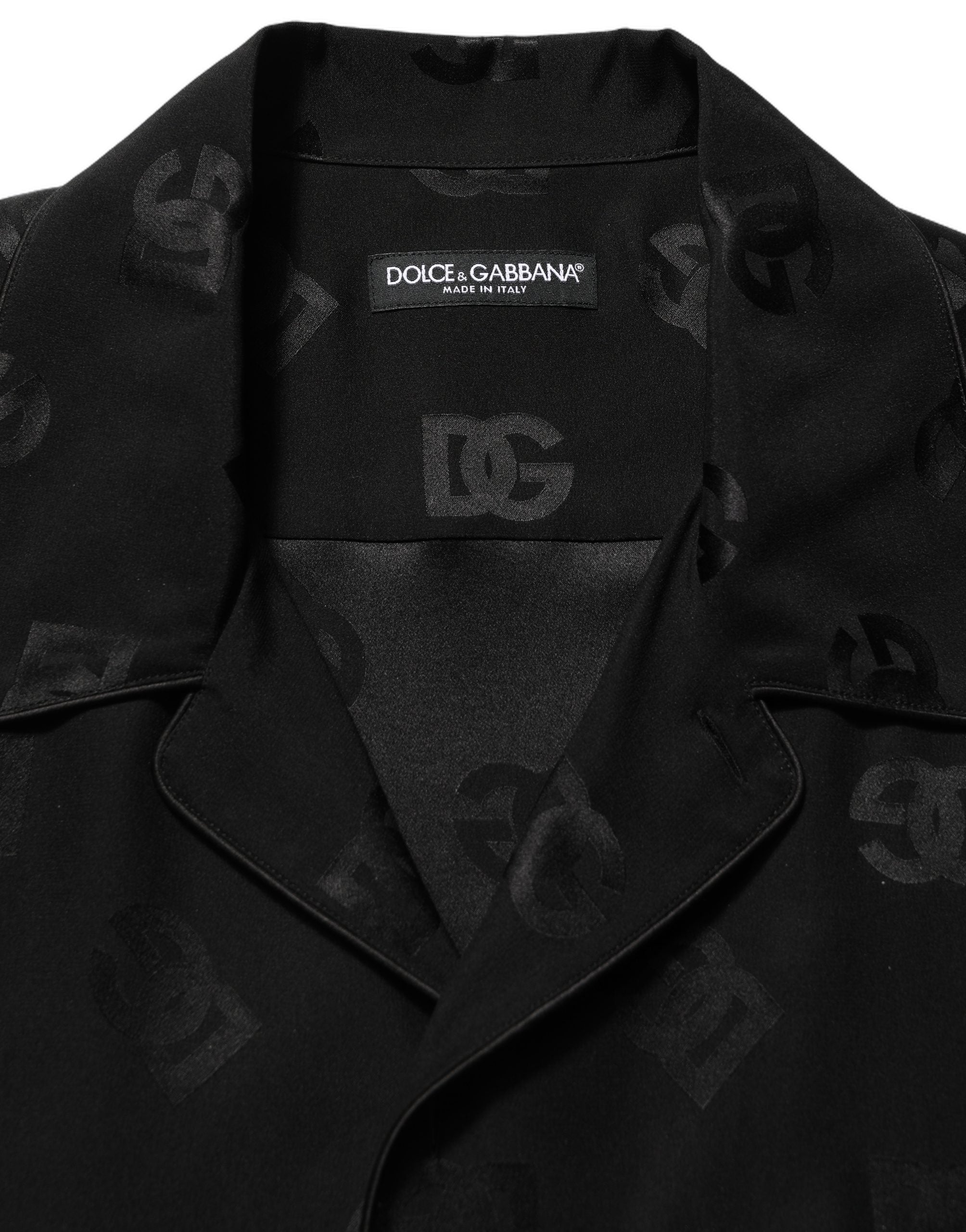 Chemise homme Dolce & Gabbana à manches courtes avec logo monogramme noir, style élégant et moderne.