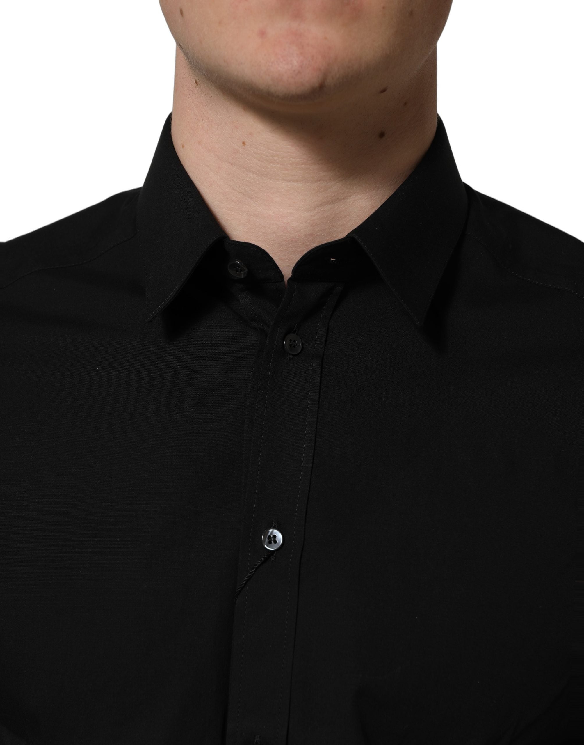 Chemise noire en coton stretch Dolce & Gabbana, coupe ajustée avec détails dorés, élégante chemise de costume pour homme.
