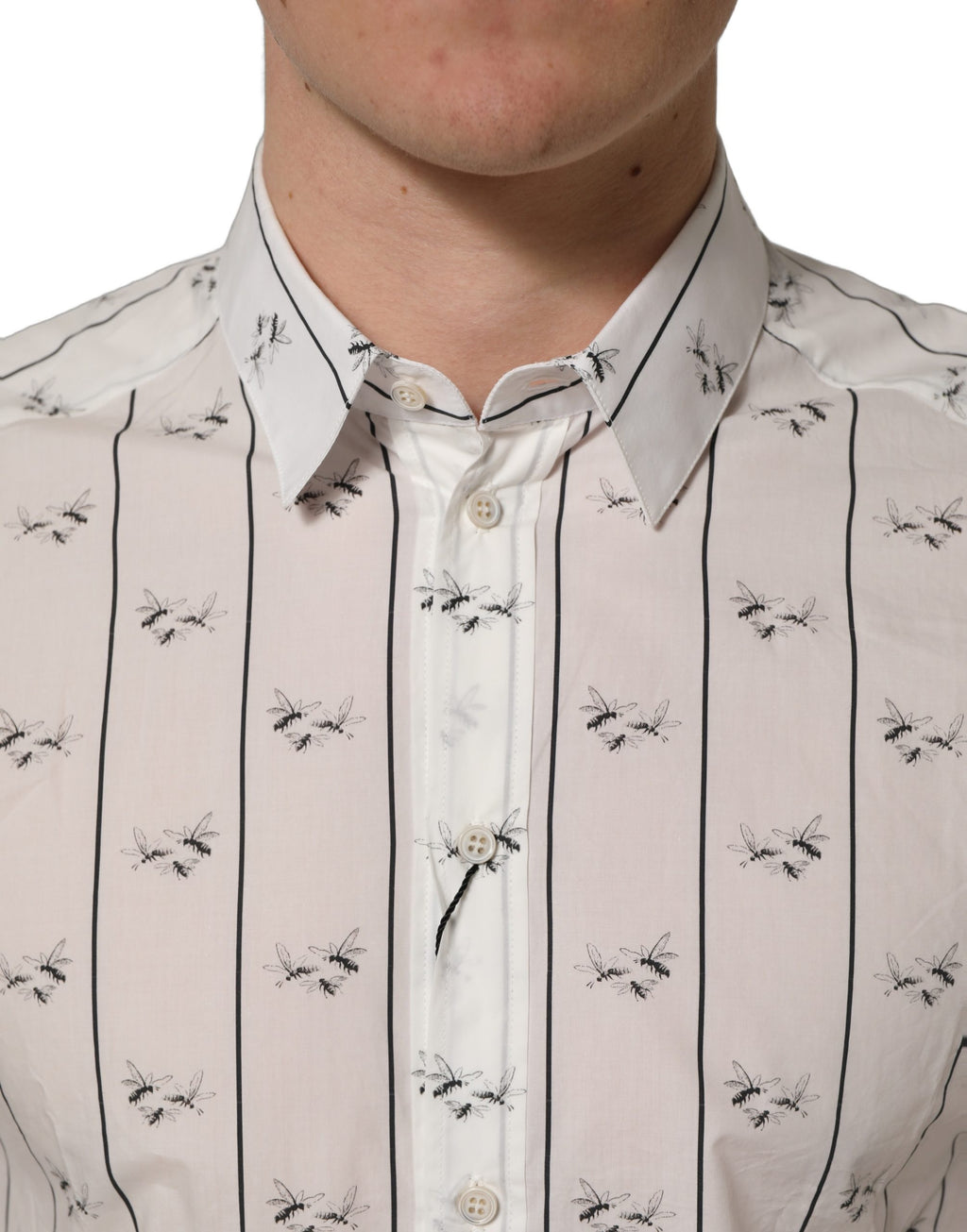 Chemise en coton blanche Dolce & Gabbana avec imprimé abeilles doré et coupe ajustée, élégante et sophistiquée.