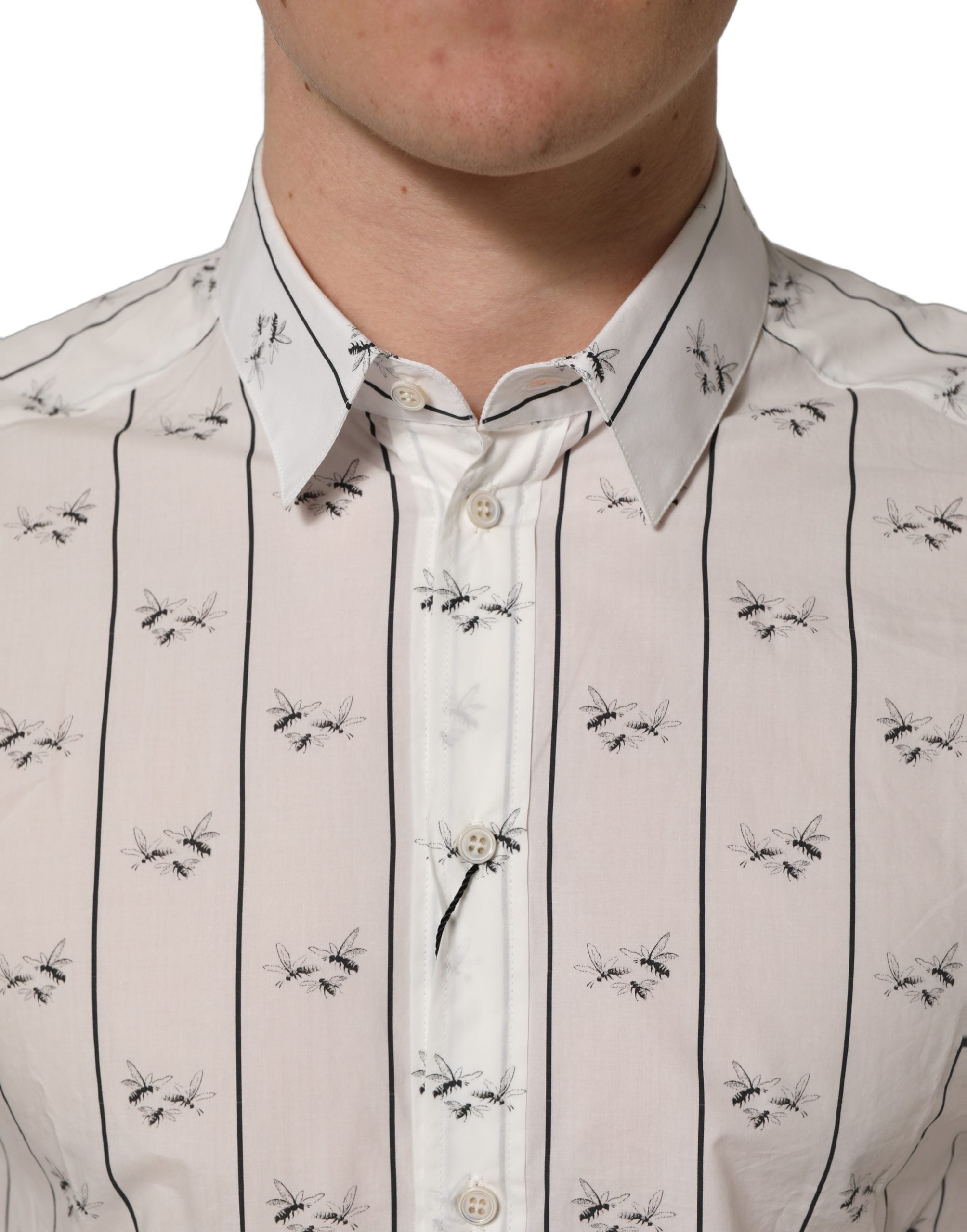 Chemise en coton blanche Dolce & Gabbana avec imprimé abeilles doré et coupe ajustée, élégante et sophistiquée.