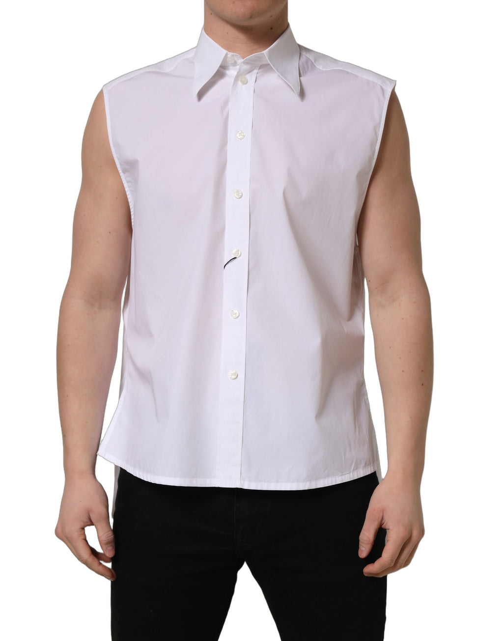 Chemise blanche sans manches de costume en coton Dolce & Gabbana, vue en gros plan sur le tissu et le col.