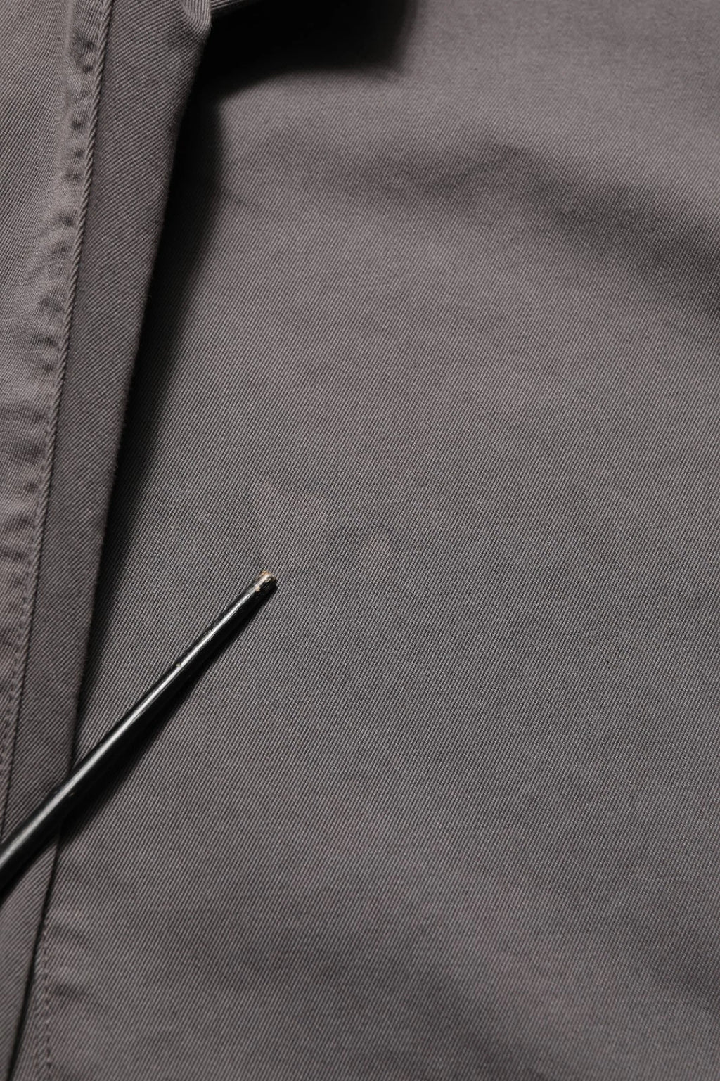 Pantalon homme Dolce & Gabbana gris foncé, taille mi-haute, coupe droite, style élégant et classique.