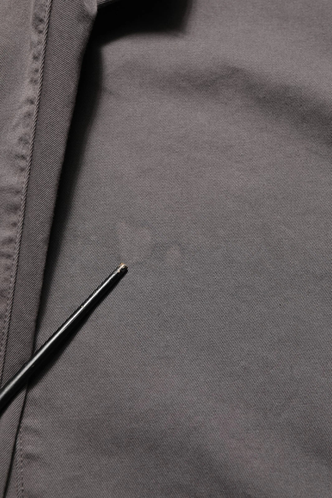 Pantalon homme Dolce & Gabbana gris foncé, taille mi-haute, coupe droite, style élégant et classique.