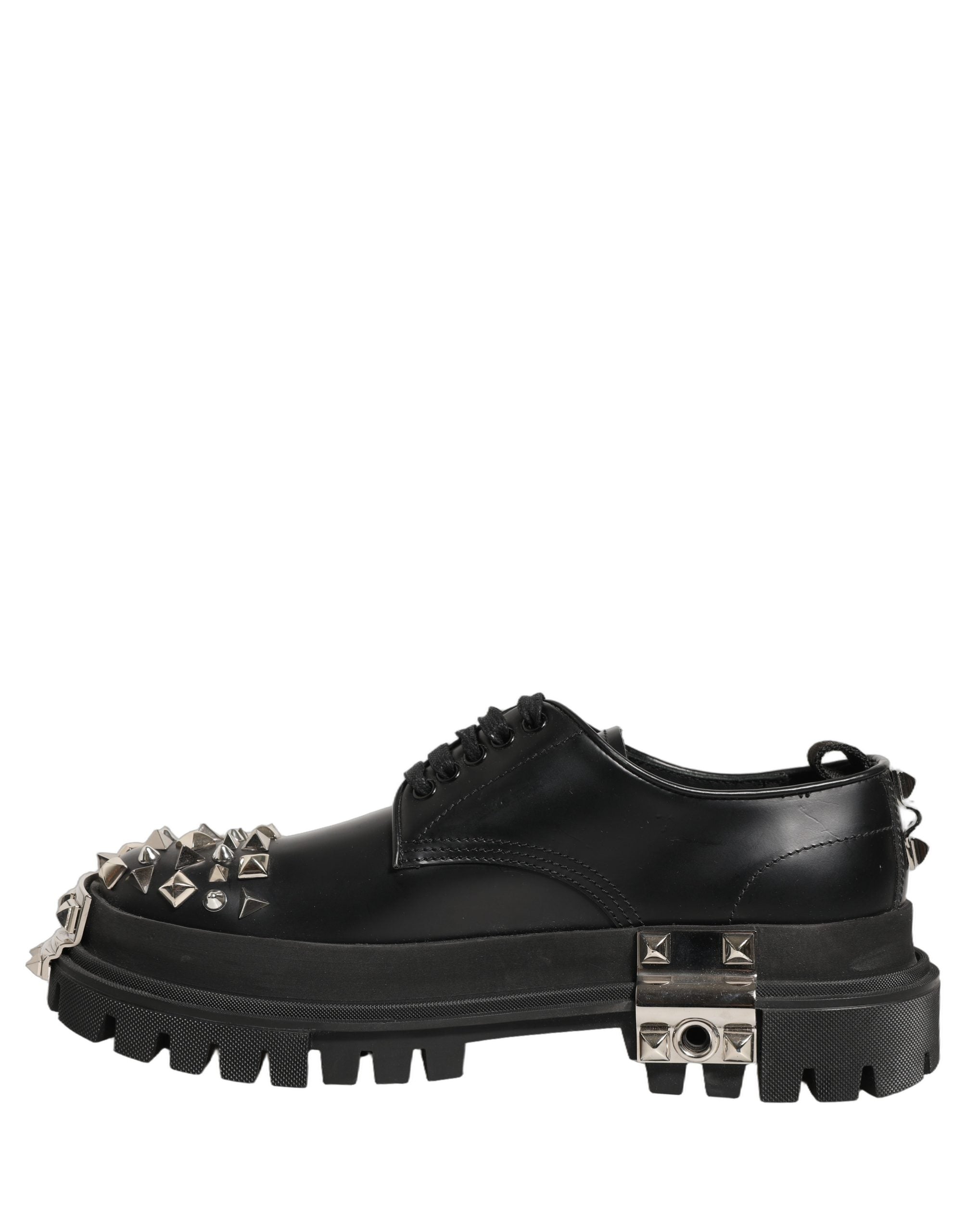 Chaussures Derby Dolce & Gabbana en cuir noir avec clous, style haute-trekking, chaussures élégantes et modernes.