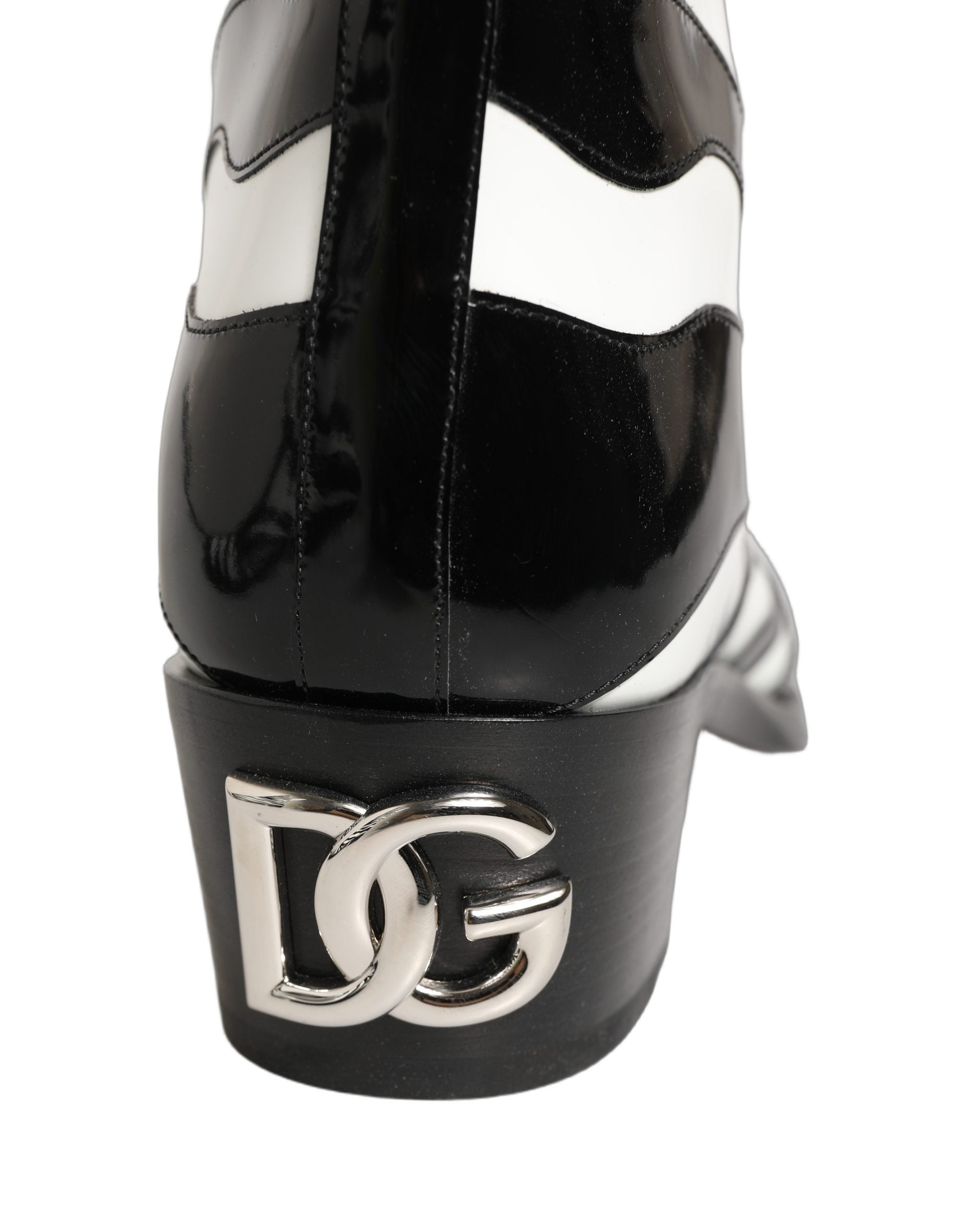Bottes homme hautes Dolce & Gabbana en noir et blanc avec motif zèbre, style élégant et tendance.
