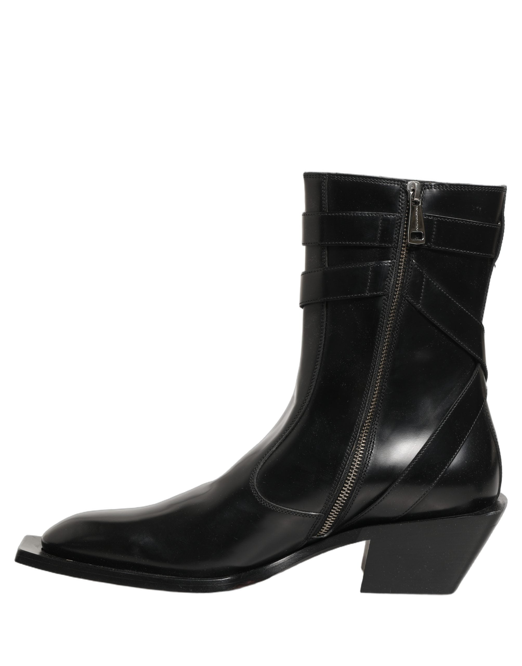 Bottes en cuir noir Dolce & Gabbana avec plaque DG, mi-mollet, style élégant et sophistiqué, visibles sur l'image.