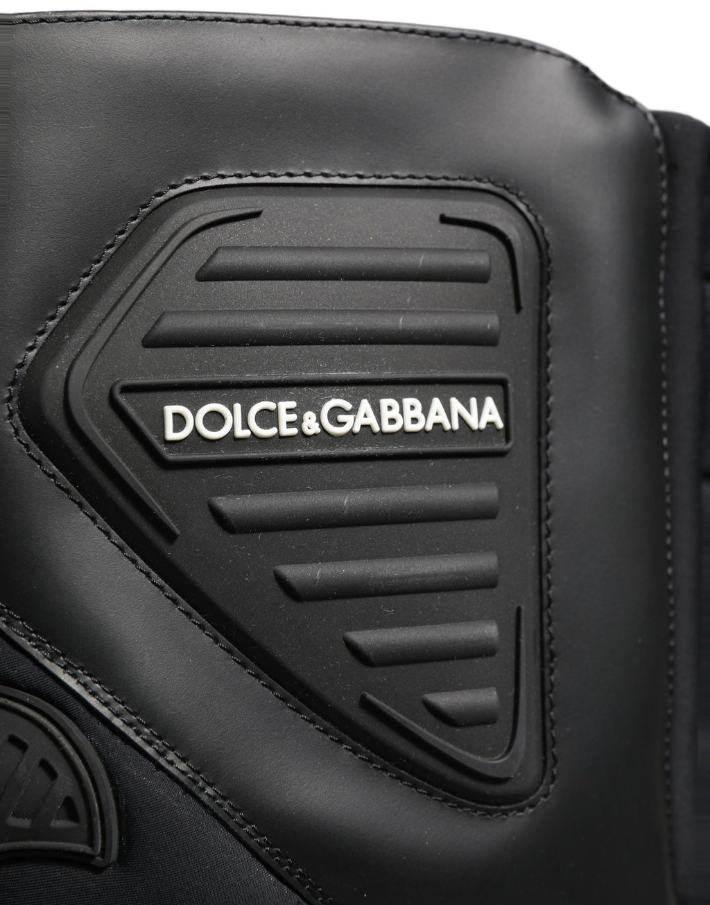Bottes en cuir noir pour homme de style motard, mi-mollet, de la marque Dolce & Gabbana, avec détails en cuir et semelle robuste.