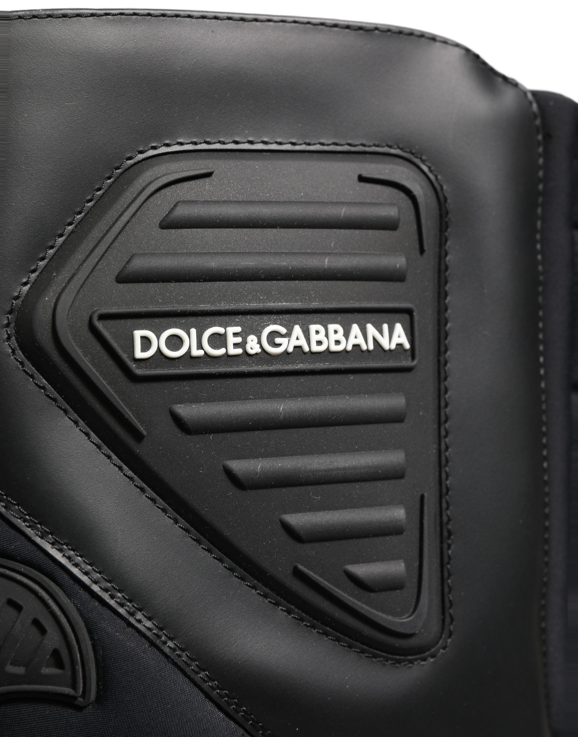 Bottes en cuir noir pour homme de style motard, mi-mollet, de la marque Dolce & Gabbana, avec détails en cuir et semelle robuste.