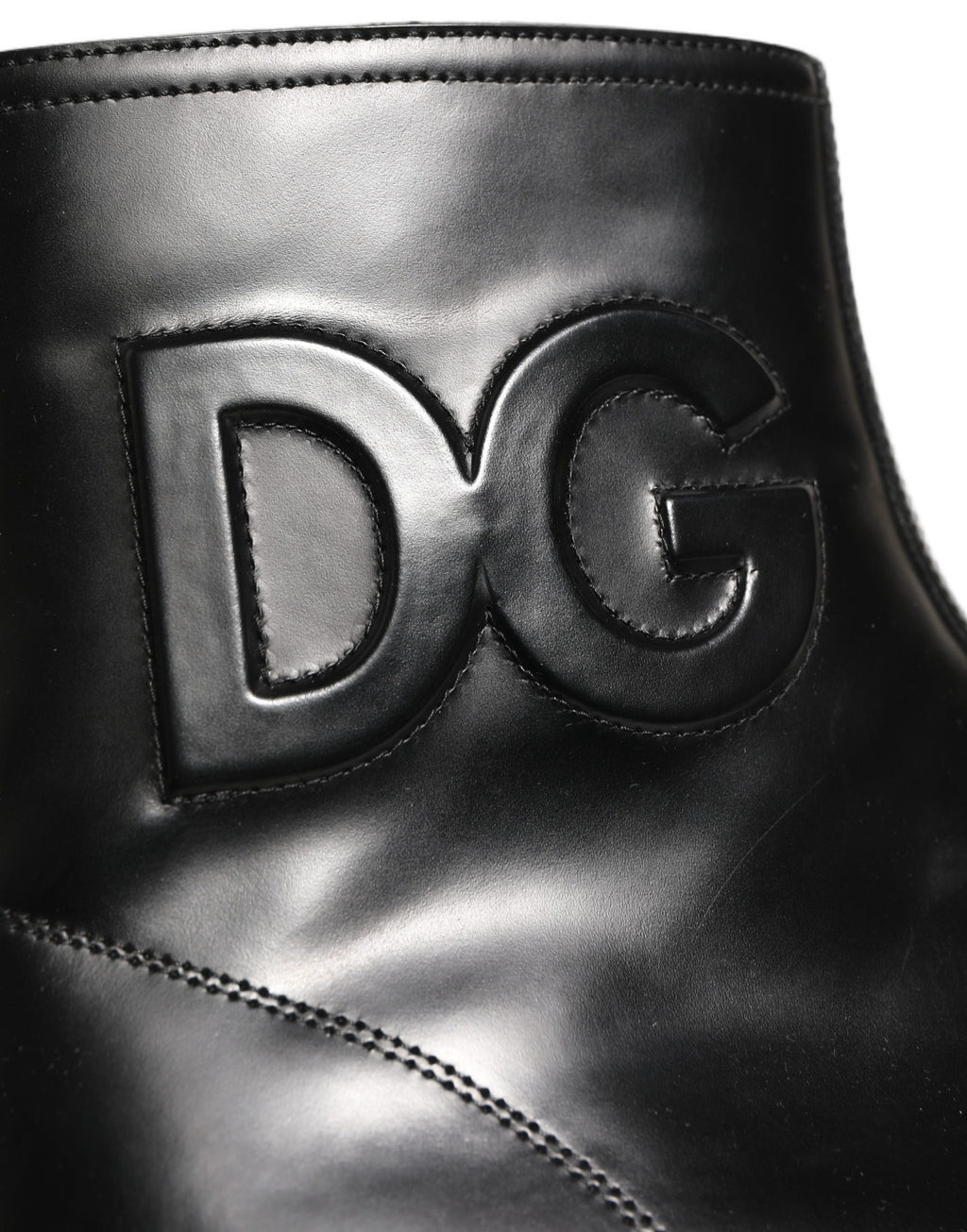 Bottes ankle en cuir noir Dolce & Gabbana avec logo embossé, style élégant et moderne.
