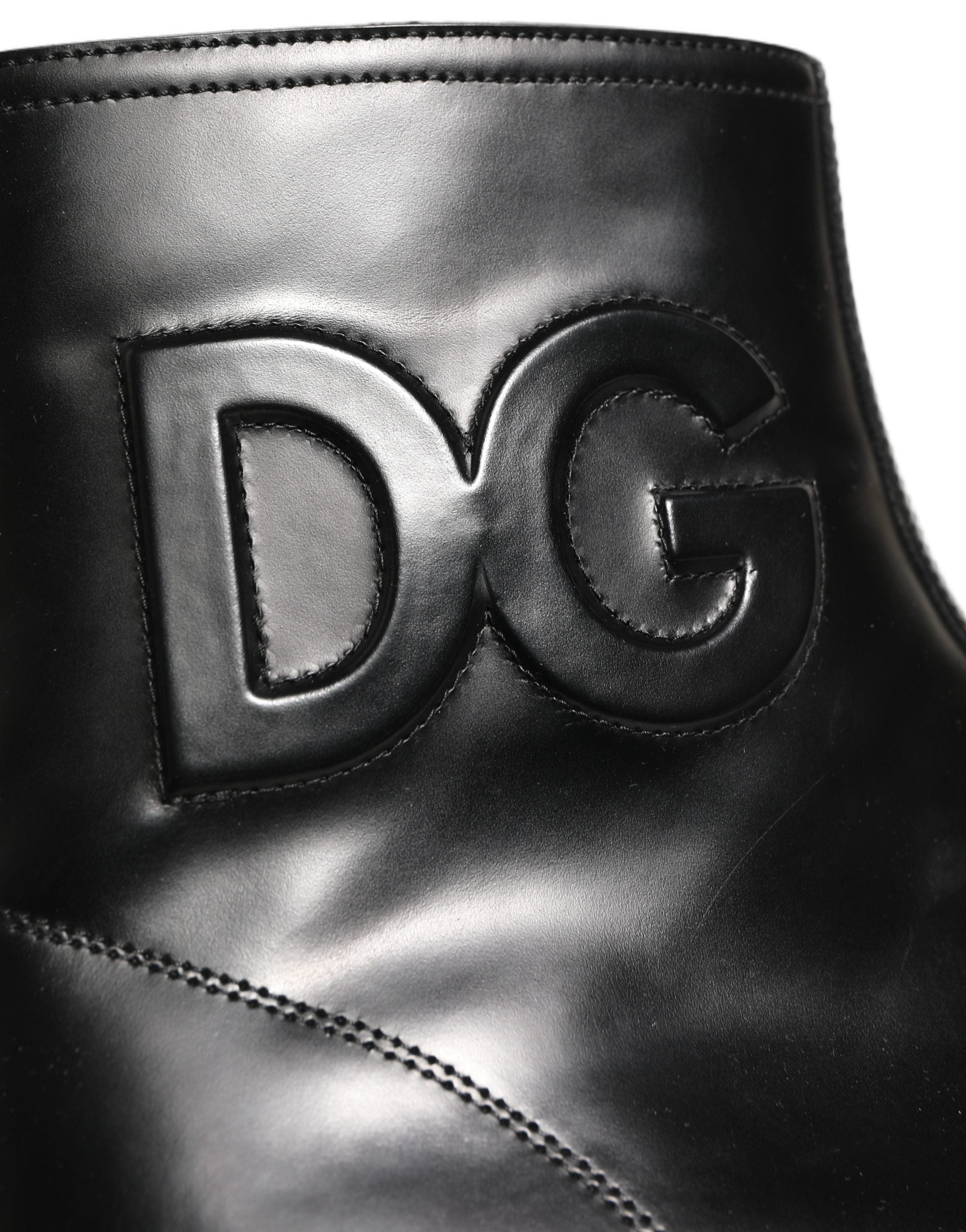 Bottes ankle en cuir noir Dolce & Gabbana avec logo embossé, style élégant et moderne.